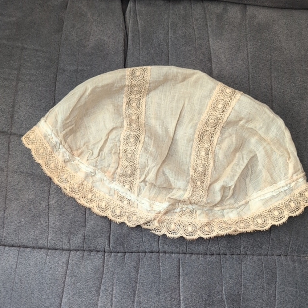 Vintage Lace Bonnet in Cream - Picture 2 of 3